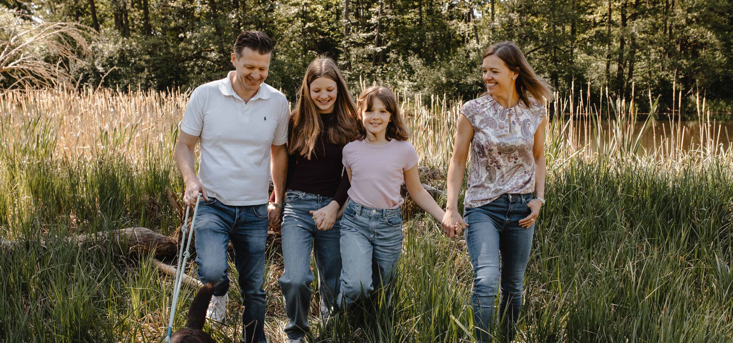 Familie mit Hund beim Ausflug in die Natur