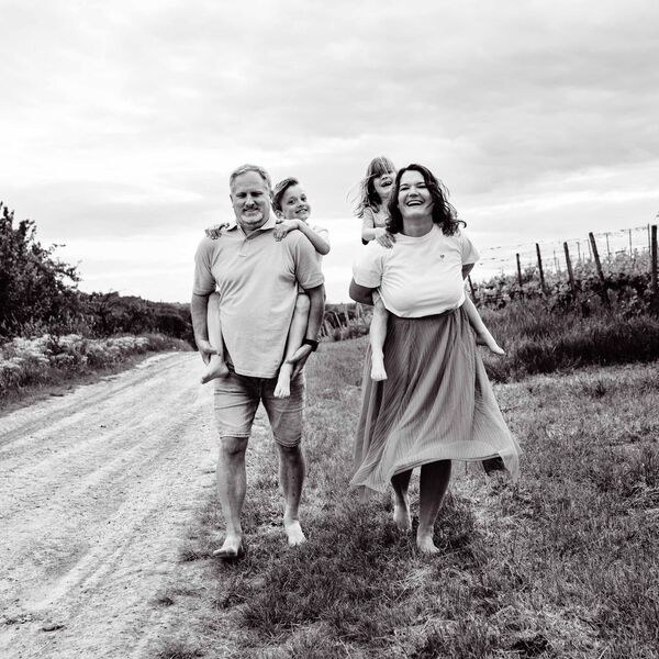 Familie barfuss am Wegesrand