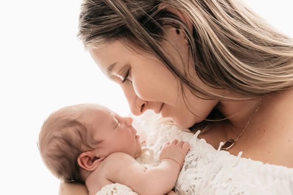die ersten innigen Momente begleitet von Fotografin Sigrun aus Nürnberg Newborn aus dem Nürnberger Land