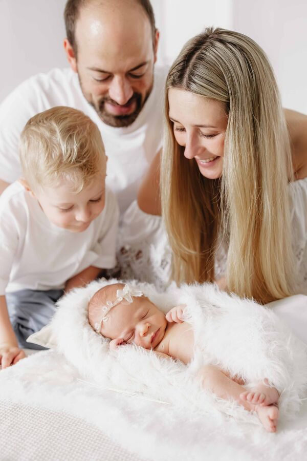 Familie mit dem Neugeborenen