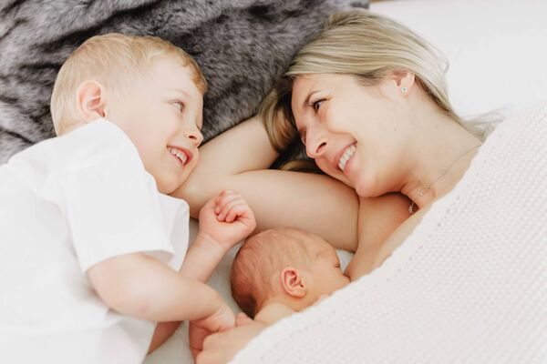 die ersten Familienmomente natürlich fotografiert Neugeborenes mit Mama und Bruder