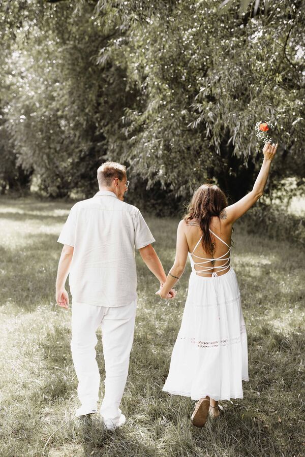 Paar von hinten am Hochzeitstag