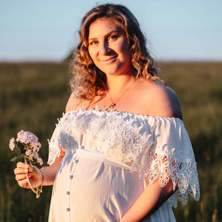Babybauchshooting im Sonnenuntergang auf Wiese