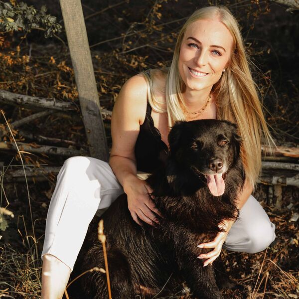 Frau mit Hund, authentisch fotografiert