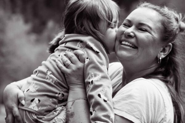 Mutter und Kind mit Umarmung
