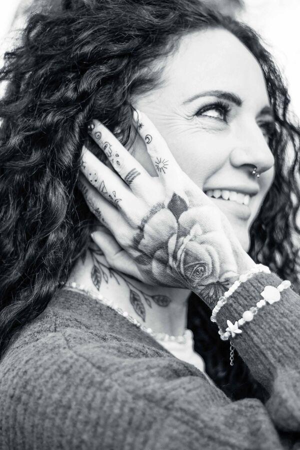 Frau mit Tatoos und Nasenring