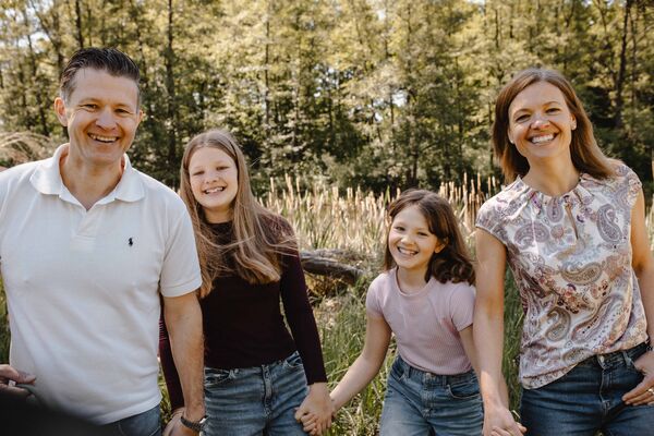 Authentische Familie in der Natur
