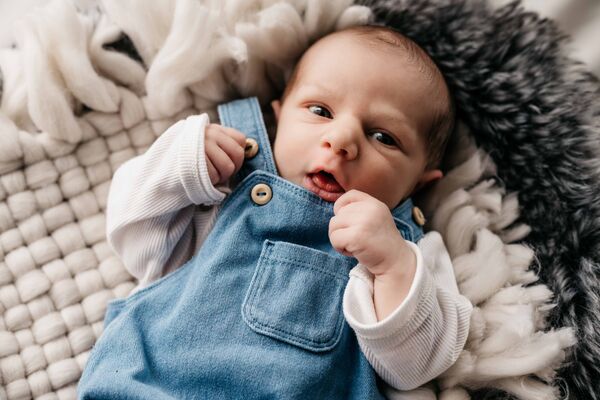 Säugling in der Newborn Homestory