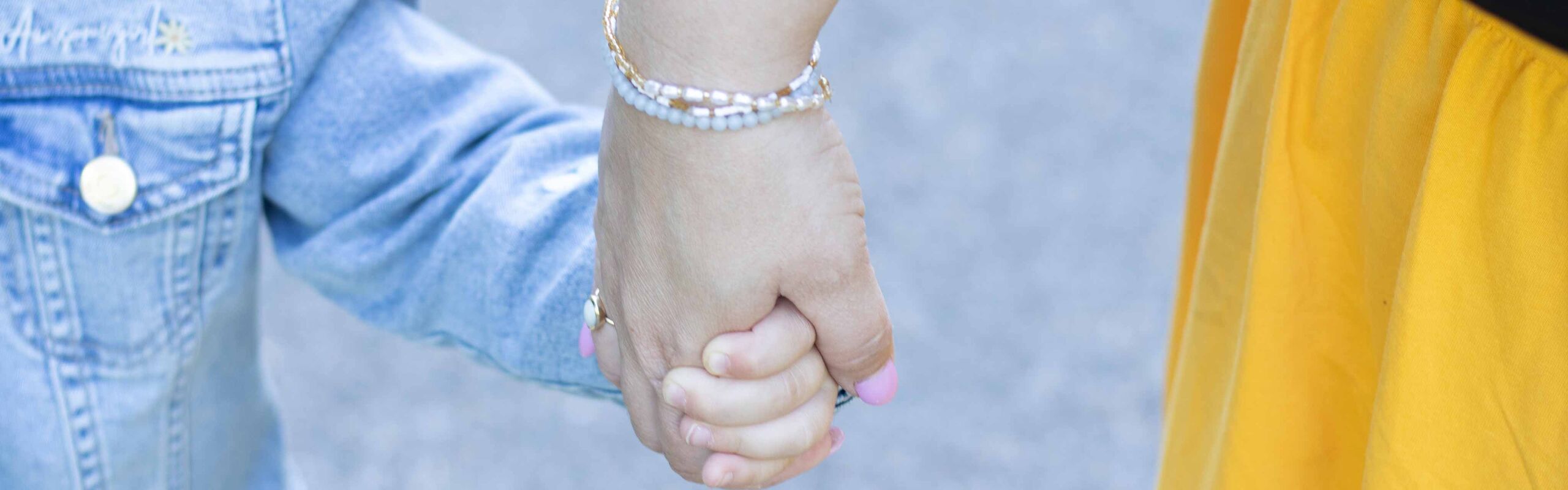 Hand in Hand mit der Tochter, die Fotografin Sigrun Fotografin mit der Familie