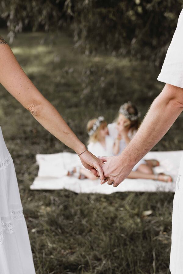 Hochzeitsfotografie aus Lauf: Händchenhalten Händchenhalten bei der Hochzeit
