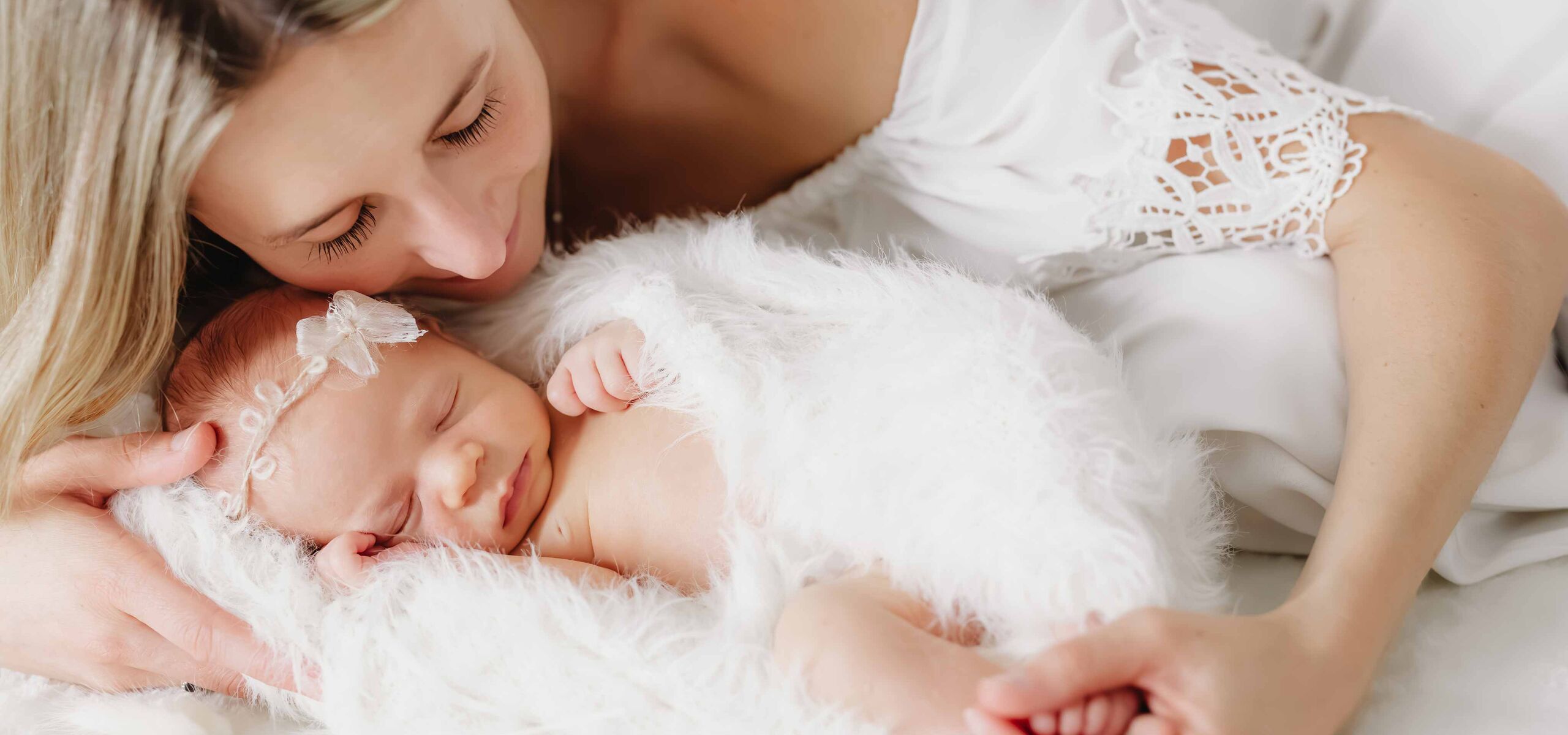 Baby und frisch gebackene Mama