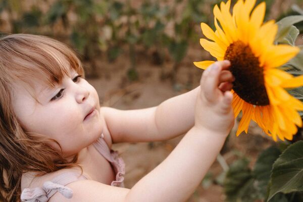 Kind mit Sonnenblume