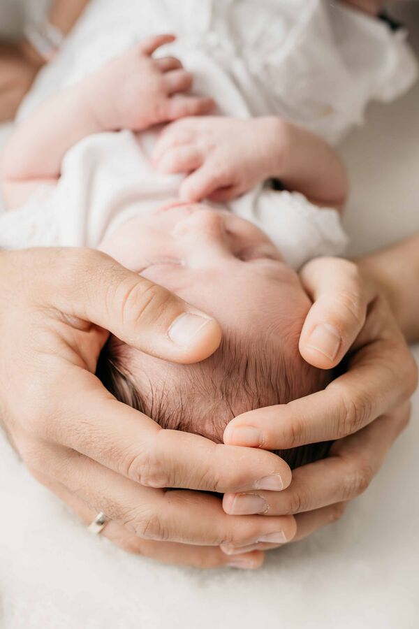 Baby in den Händen des Vaters