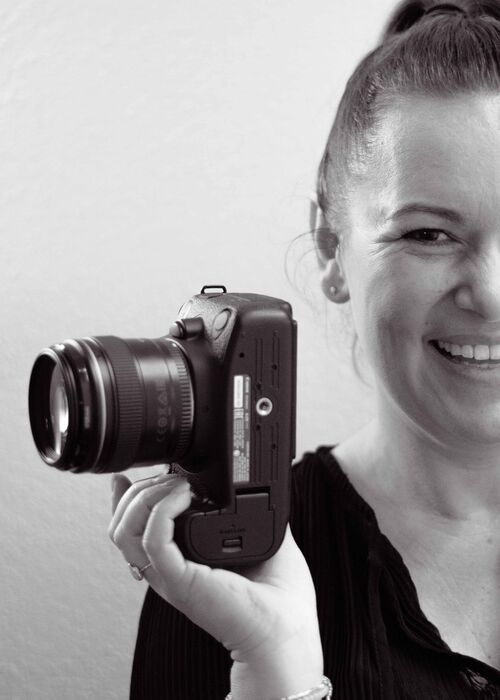 die Fotografin Sigrun und ihre Kamera Fotografin mit Fotoapparat