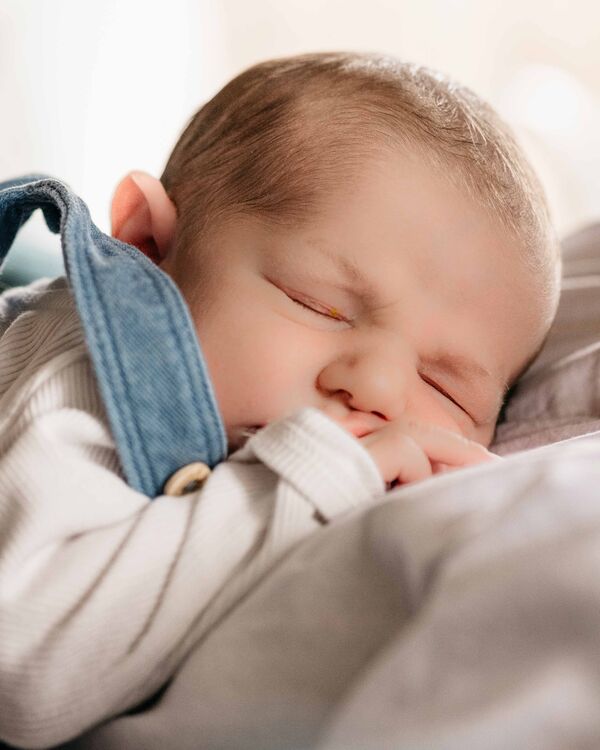 Newborn Homestory – innige Momente im Shooting festgehalten Neugeborenes zu Hause