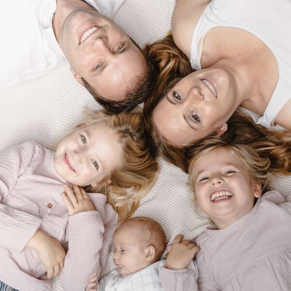 Familie mit drei Kindern fröhlich lachend beim Familienshooting im Nürnberger Land