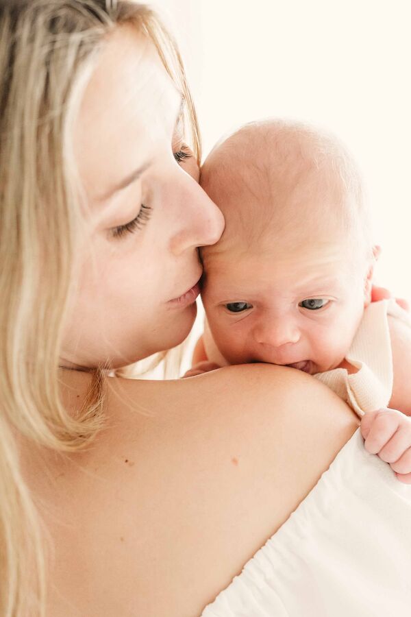 Baby im Arm bei Mama