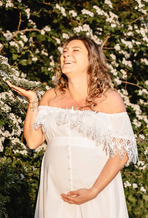 Natürliche Babybauch-Bilder – echt.schön. Babybauchshooting in der Natur