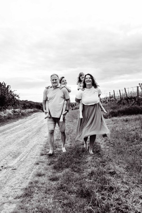Familie barfuss am Wegesrand