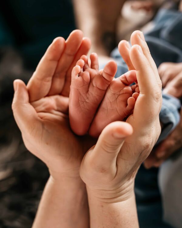 Newbornshooting zu Hause, Detail mit Händen und Füßen Newbornfotografie aus Röthenbach