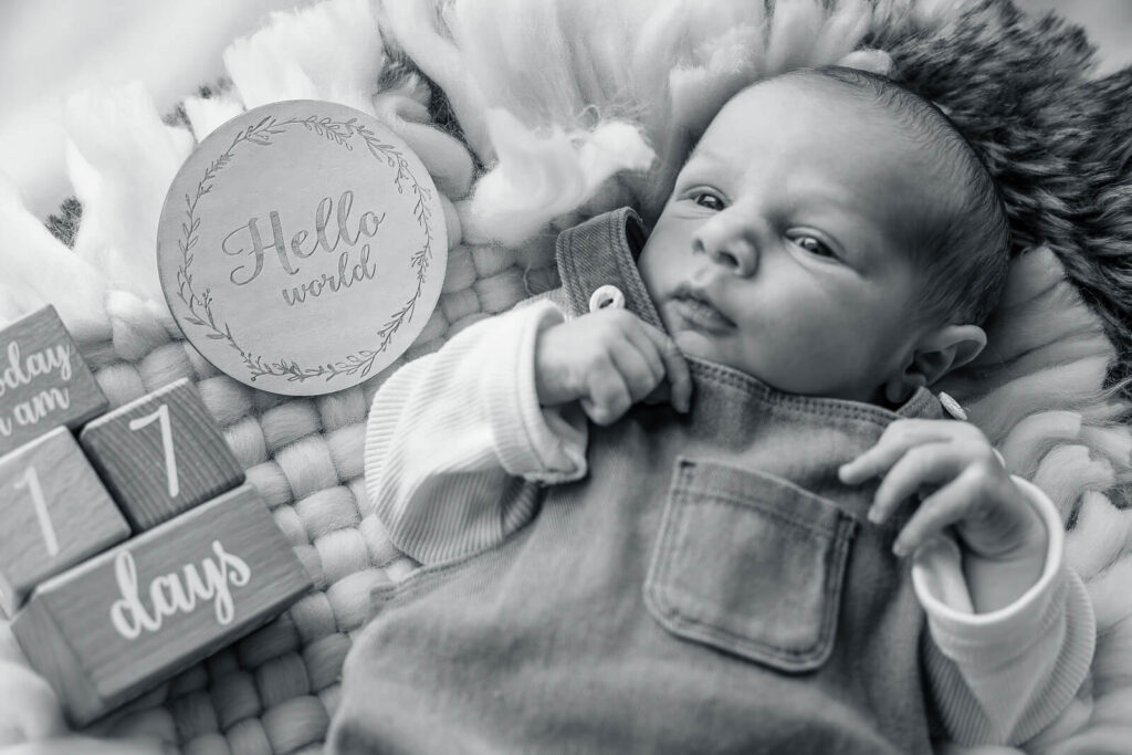 Schwarz-weiß Foto von einem neugeborenen Jungen, fotografiert vom Newborn Fotograf Nürnberger Land