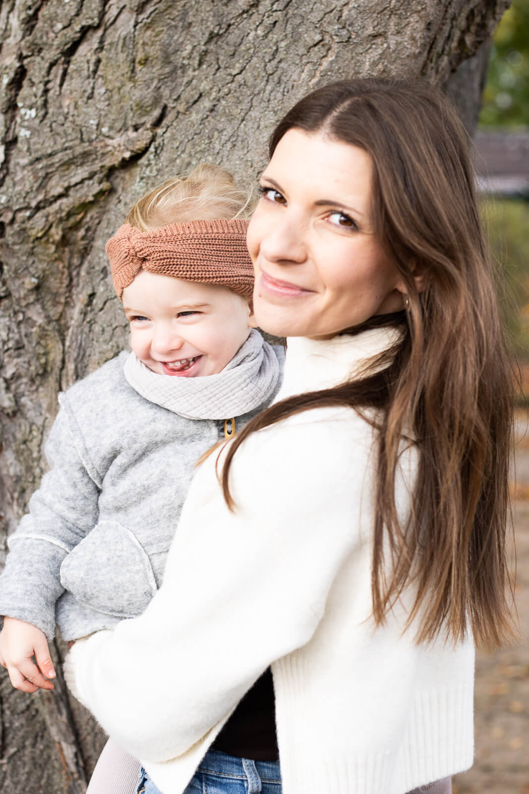 Mutter und Kind schauen in die Kamera der Familienfotografin im Nürnberger Land.