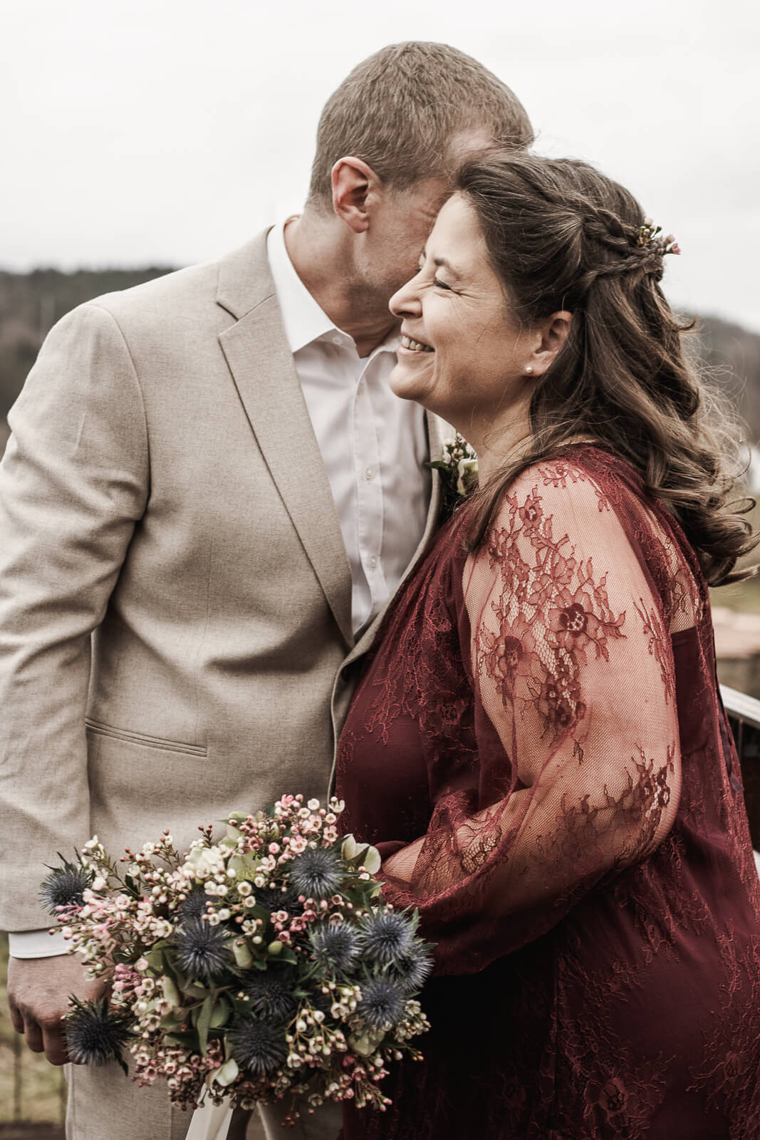 Ein Hochzeitspaar auf einer Burg, fotografiert vom Hochzeitsfotograf im Nürnberger Land