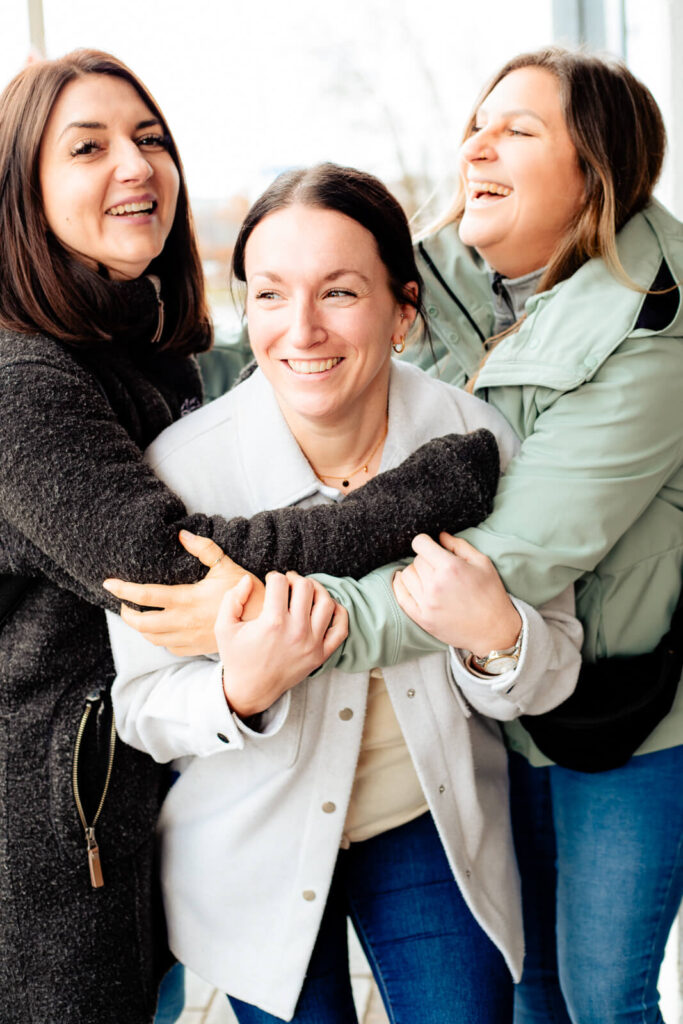 Drei Freundinnen lachen beim Freundinnen Foto Special in Nürnberg