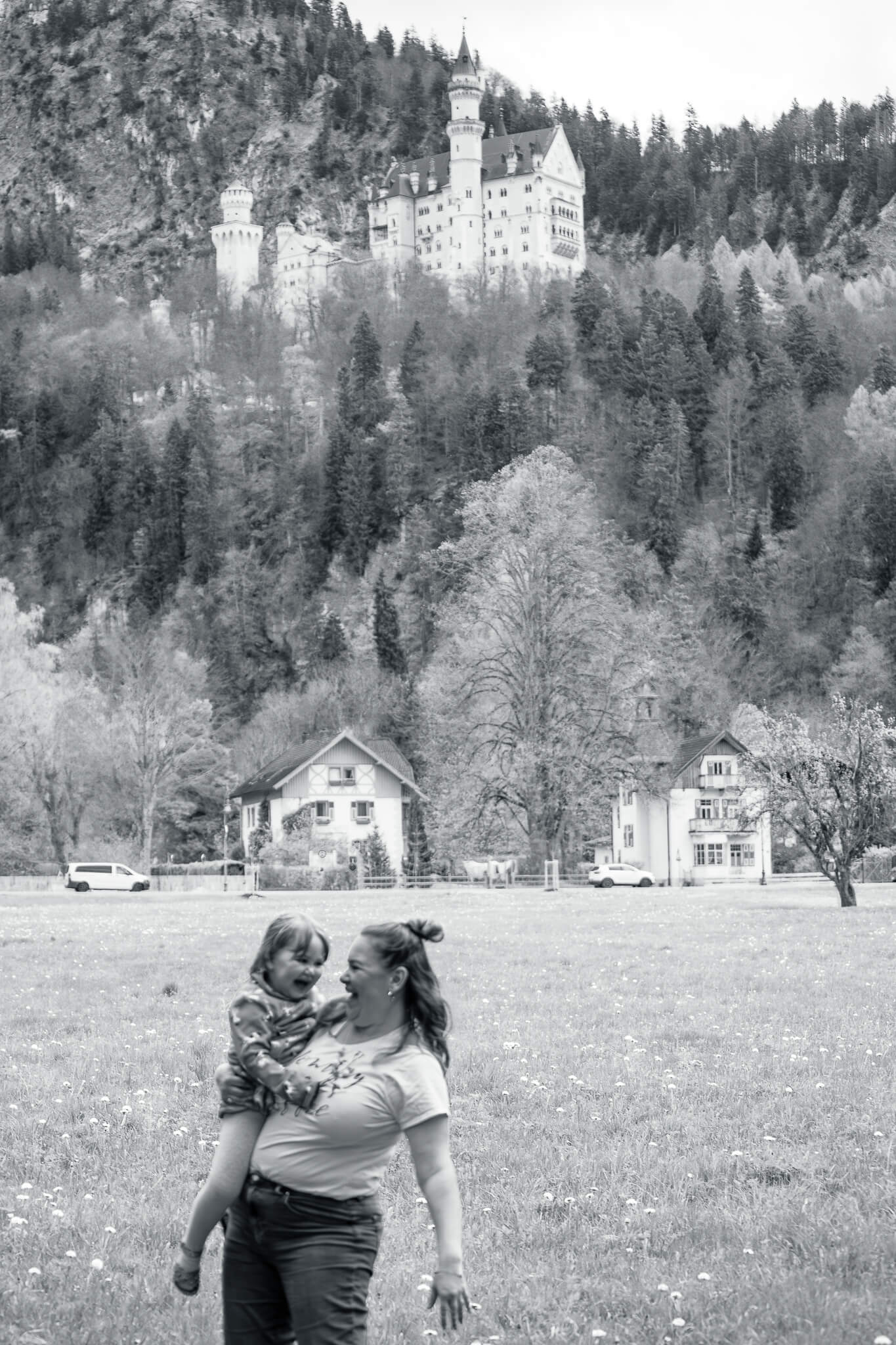Mutter und Kind vor Schloss Neuschwanstein, eine Familienfotografie einer Nürnberger Fotografin